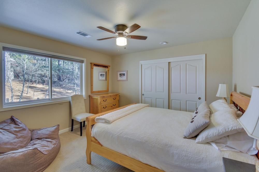 Hot Tub + Pool Table: Cabin Near Calaveras Park!