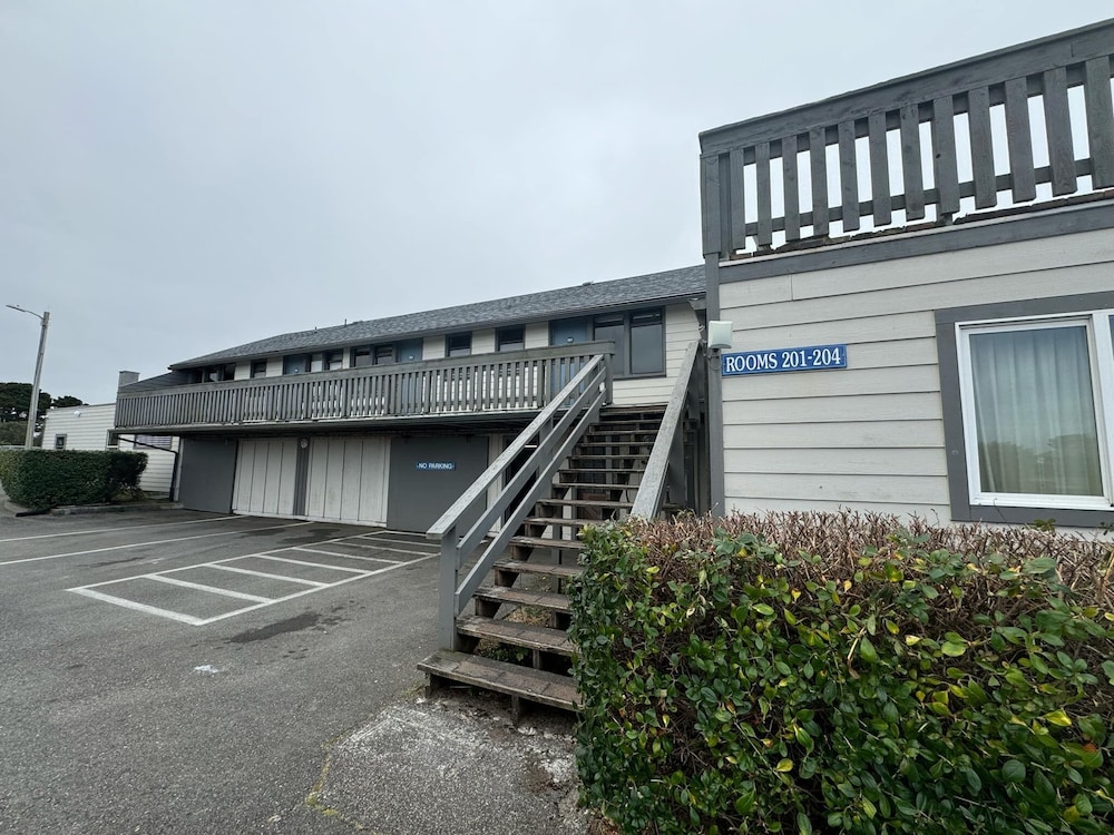 Sunset Oceanfront Lodging