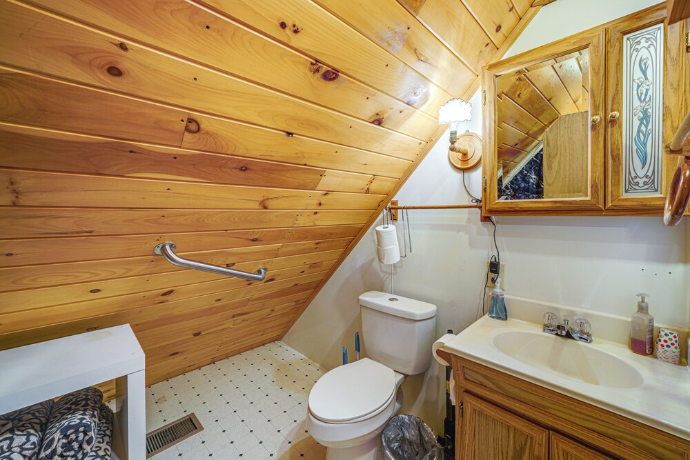Hot Tub + Pet Friendly: Quiet French Creek Getaway