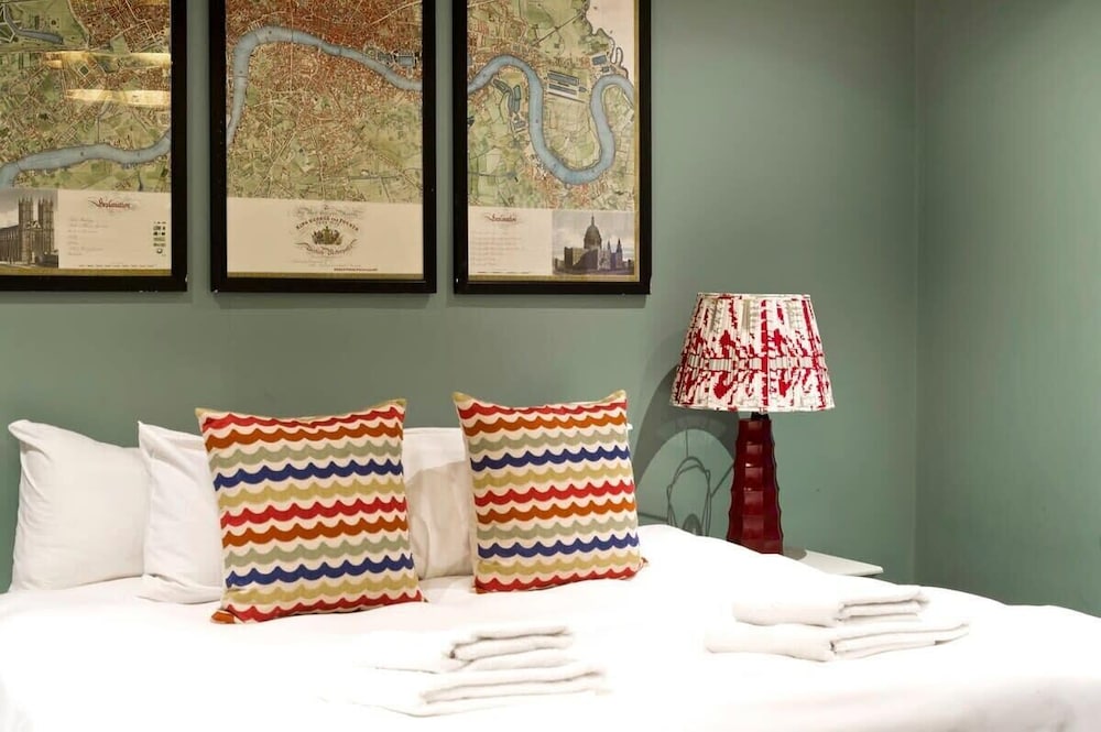Colourful 3 Bed Kensington Garden Flat