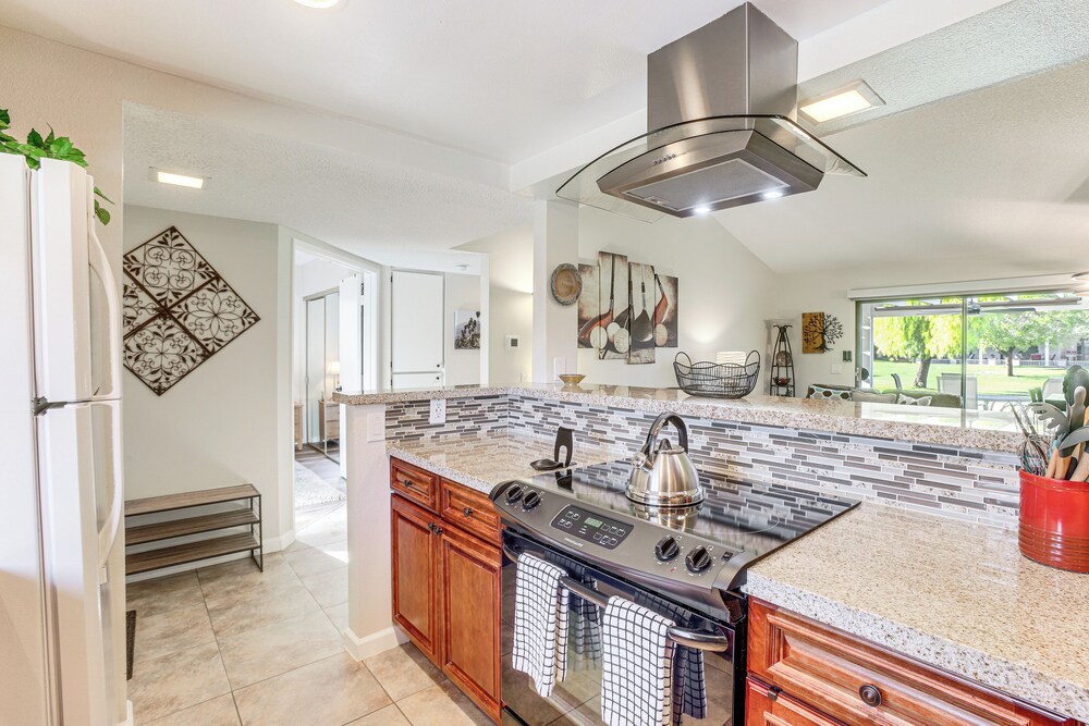 Golf Course On-site: Peaceful Condo in Palm Desert