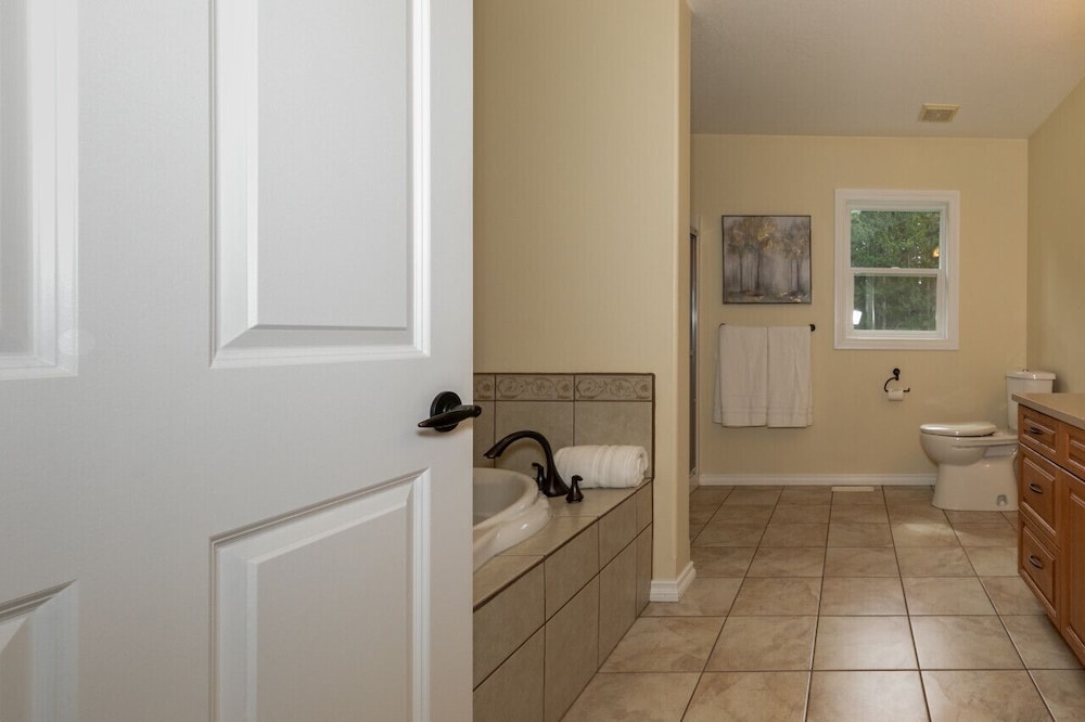 Hinton Vacations - LUXURIOUS 5-Br Acreage  Year-Round Heated Pool  HotTub  Mtn View  Pool Table - Property Image 3