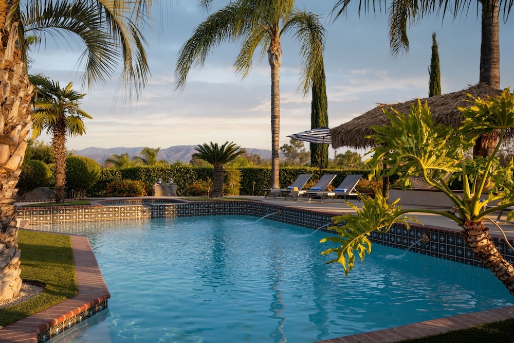 Villa Verdot by Avantstay Spectacular 6 BR Estate w Pool Hot Tub Tennis B-ball Courts