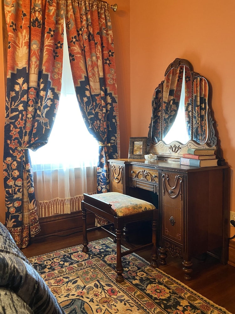Vineyard Mansion & Carriage House Bed & Breakfast