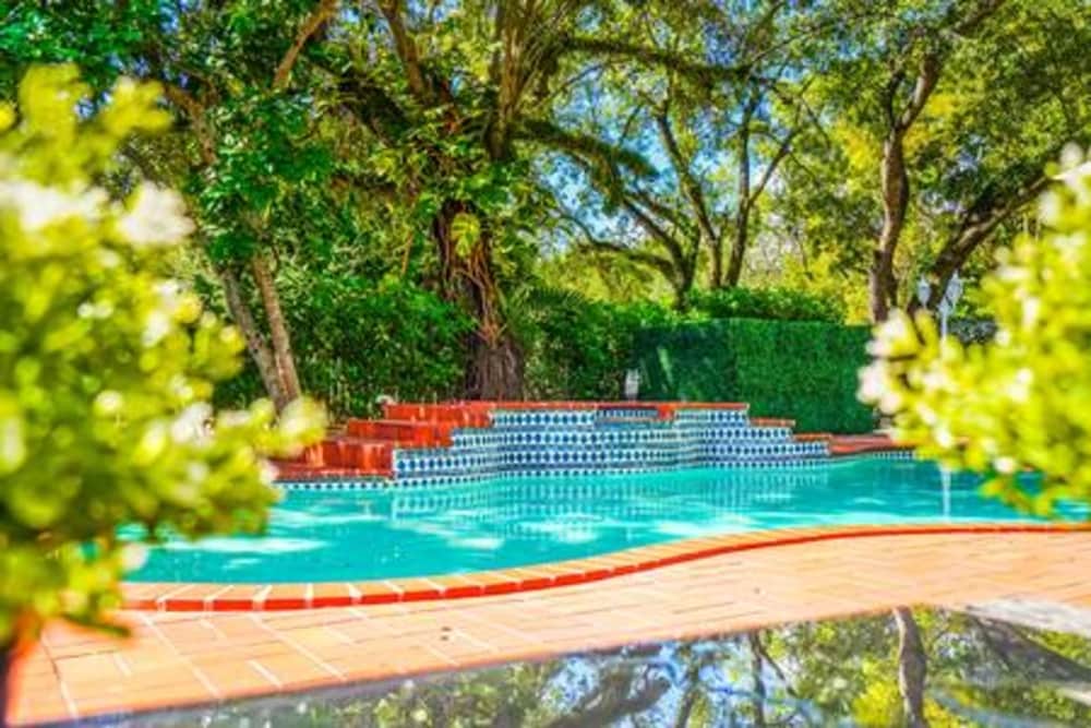 2710 Heated Pool 7 Beds 5 Baths Sleep 15 Park 4 Car