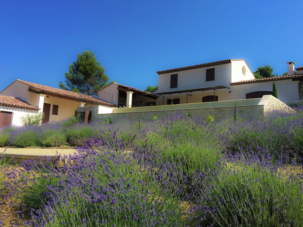 Villa in Provence With Infinity Pool
