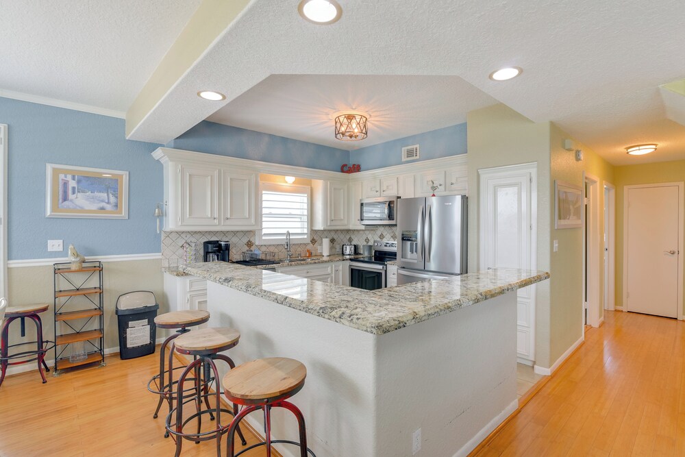 Boat Slip + Decks: Waterfront Gem Near Galveston!