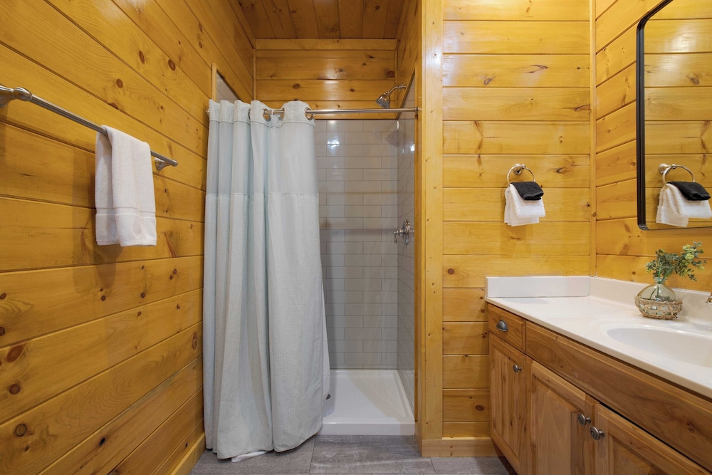 Pinnacle Chalet by Avantstay Luxury Cabin w/ Panoramic Views, Fireplace & Game Room