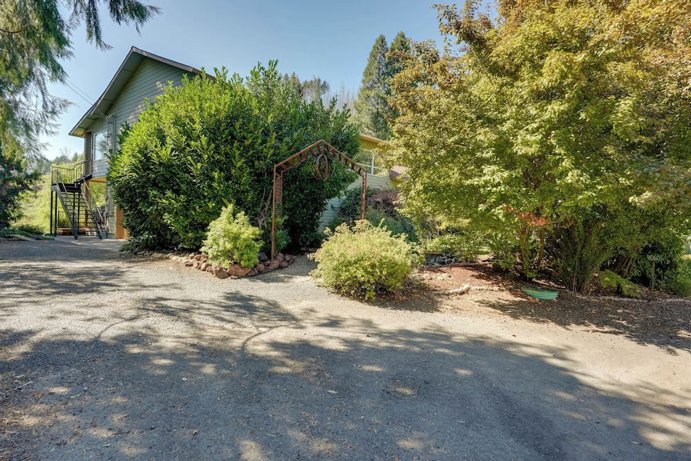 Prime Mckenzie River Gem: Sunroom + Views!