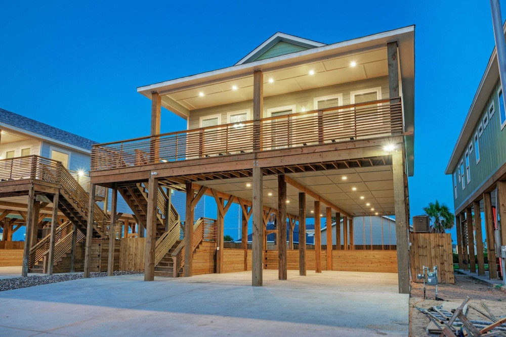 Pool, Firepit + Golf Cart Zone + Near Beach Looney Dunes by Avantstay