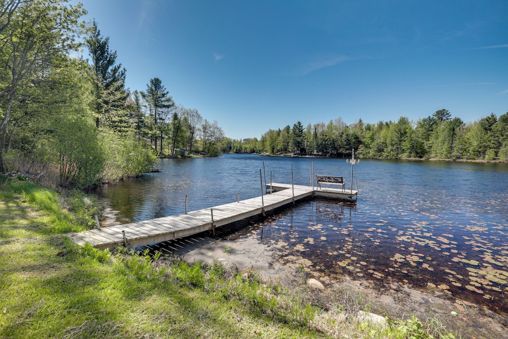 Lakefront Family Cabin w/ Views in Medford