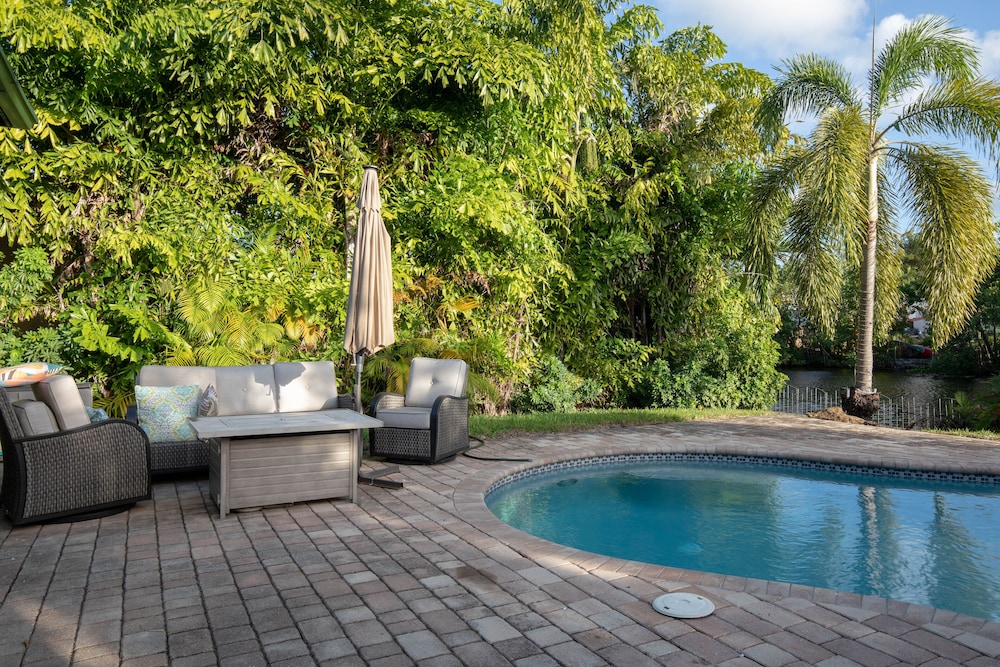 Stunning & Private 5 BDR Canal-front Home w/ Pool! - Image 5