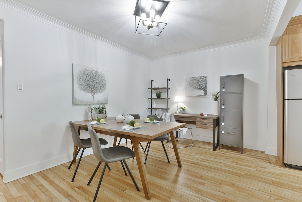 Lovely 1BR - 5mins from Laurier Metro