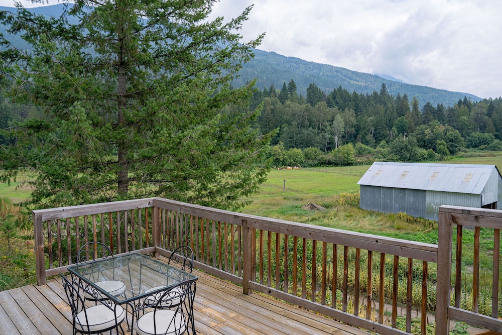 Revelstoke Lakehouse by Revelstoke Vacations