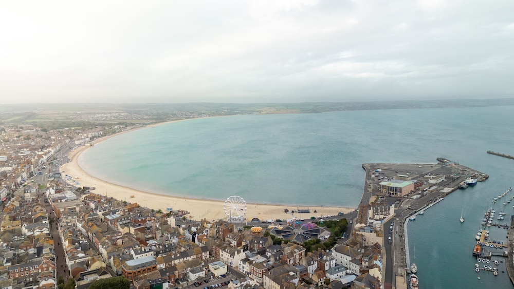 Spacious 2-floor Flat Near Weymouth Seafront