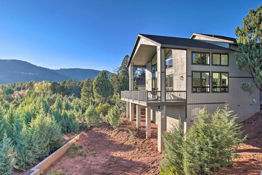 Views & Hot Tub: 'pineberry Modern' Luxury Home