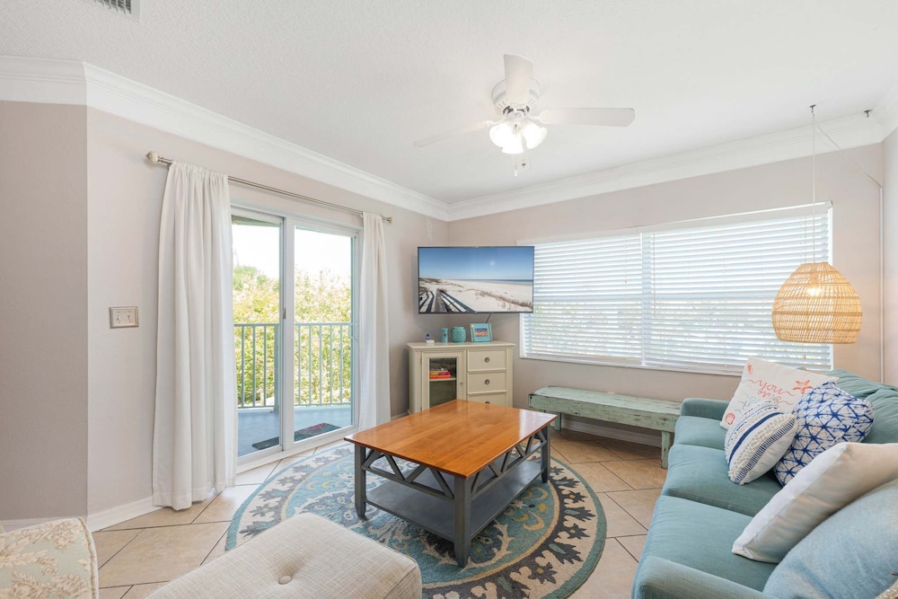 Seaside Haven: Stylish Condo, 3 Pools New Rental