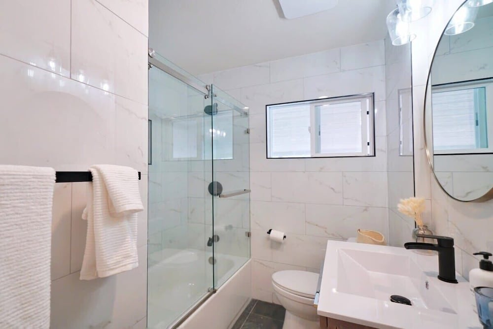 @ Marbella Lane - Vibrant 4BR RWC Ldry + P