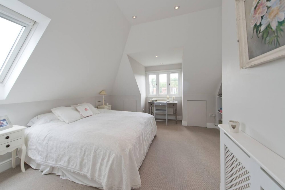 Spacious 7 Bedroom Family Home Barnes