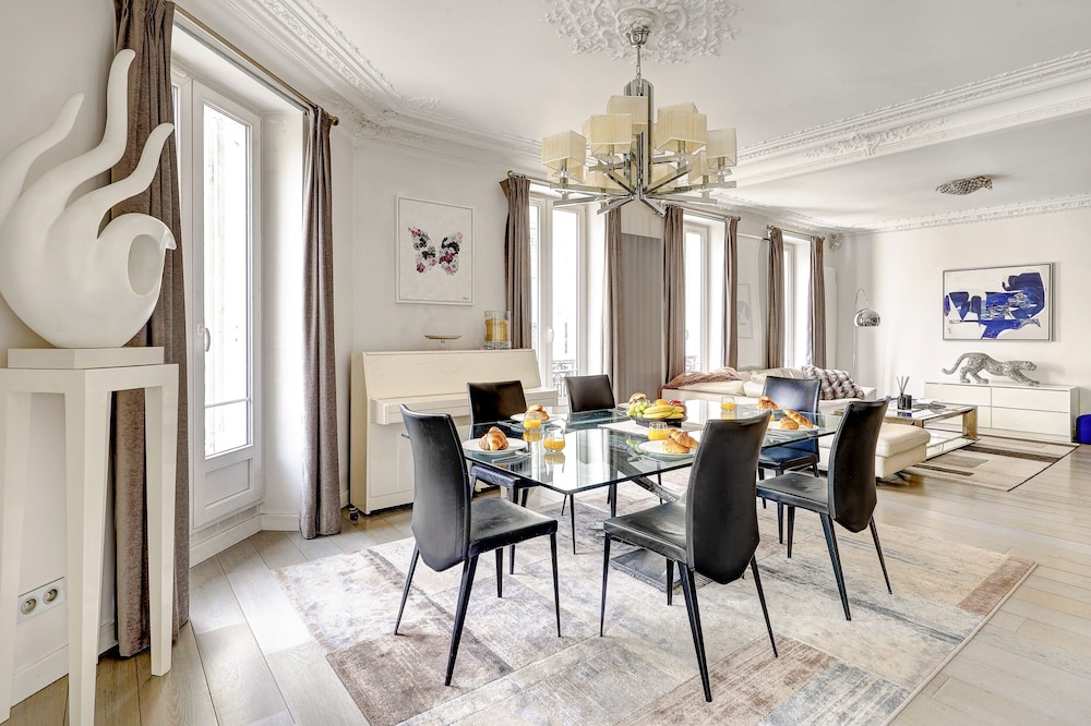 Elegant 3BR Arc de Triomphe