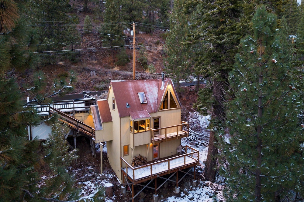 Sierra at Donner Lofted Cabin Minutes to Lake A-frame-inspired Design Deck