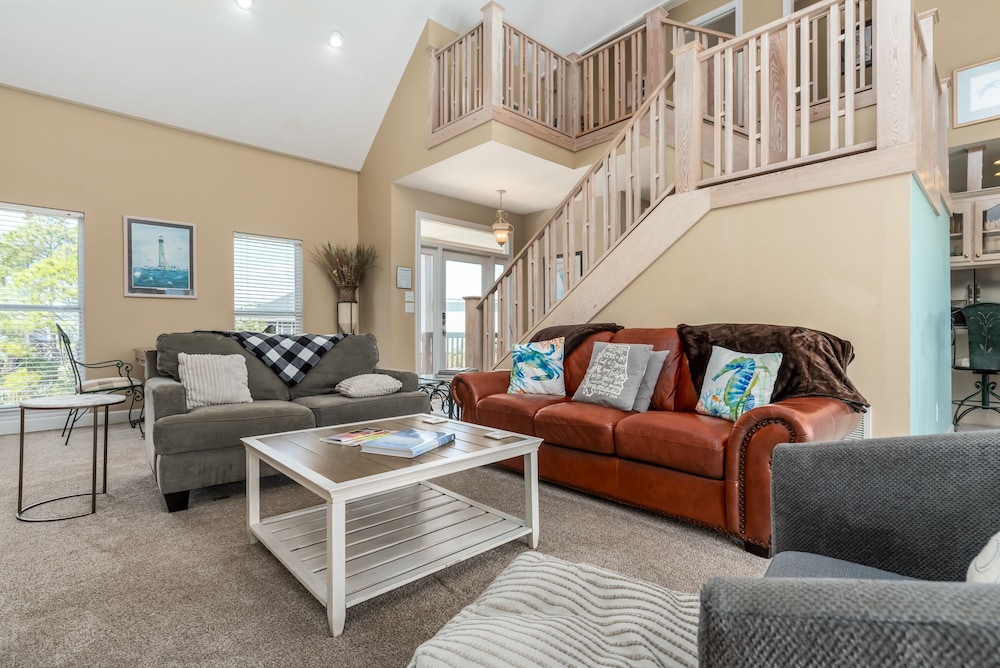 Breezy Decks - 601 Hernando Pl 4 Bedroom Home