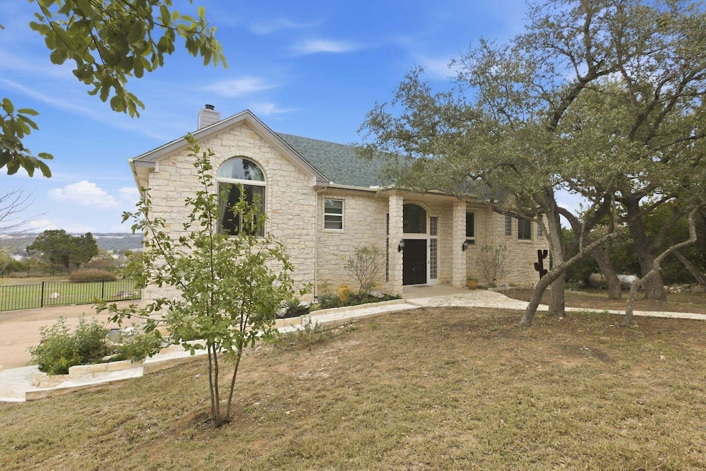 4br Leander Retreat With Hot Tub & Views 4 Bedroom Home