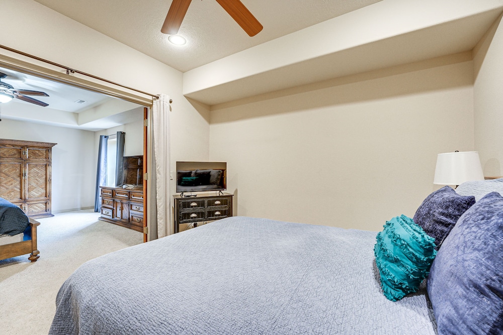 Relax Fireside: Branson West Gem w/ Hot Tub Access
