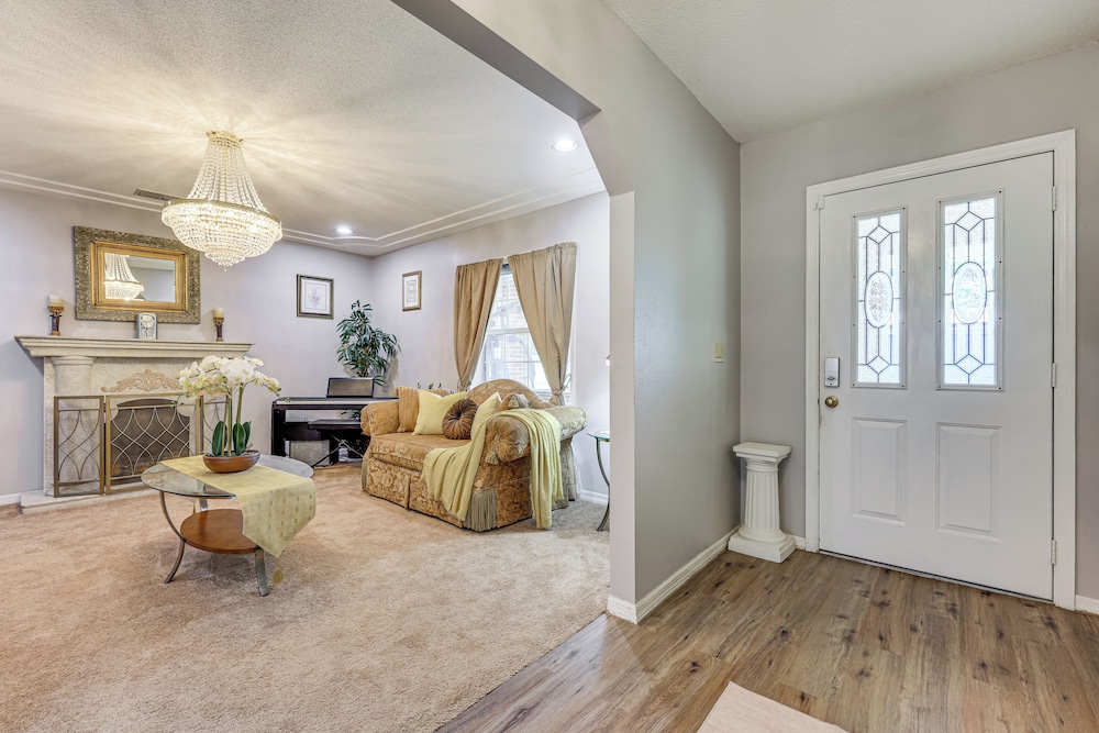 BBQ Ready: Hawthorne Home w/ Screened-in Patio