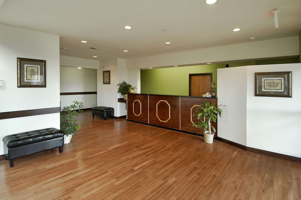 Bowling Green Vacations - Super 8 by Wyndham Bowling Green North - Property Image 1