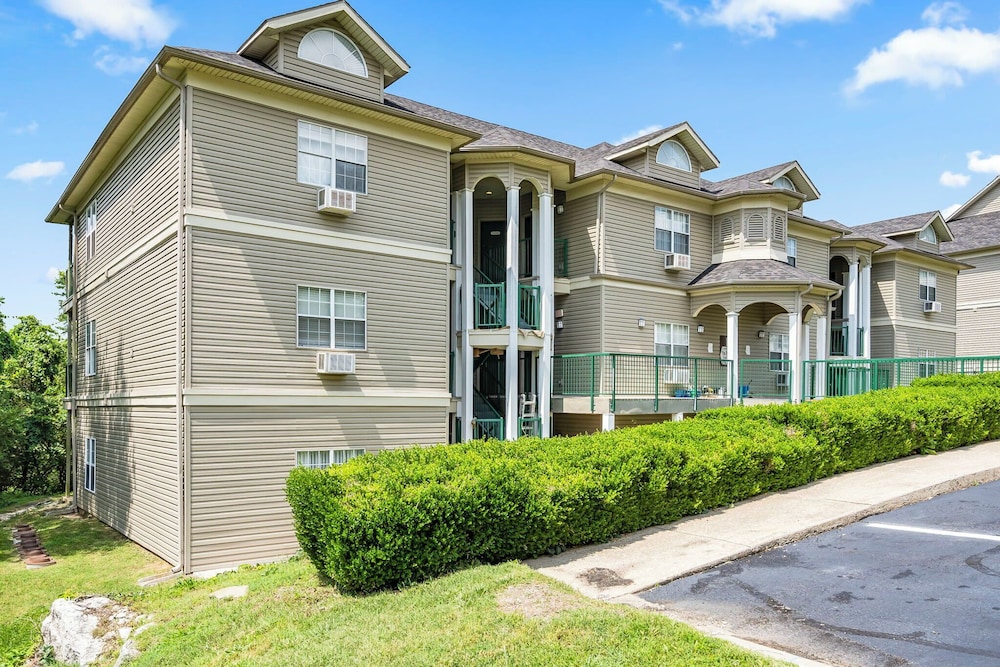 Tranquility Hills - Holiday Hills Branson - Golf Resort - Outdoor Pools view 3