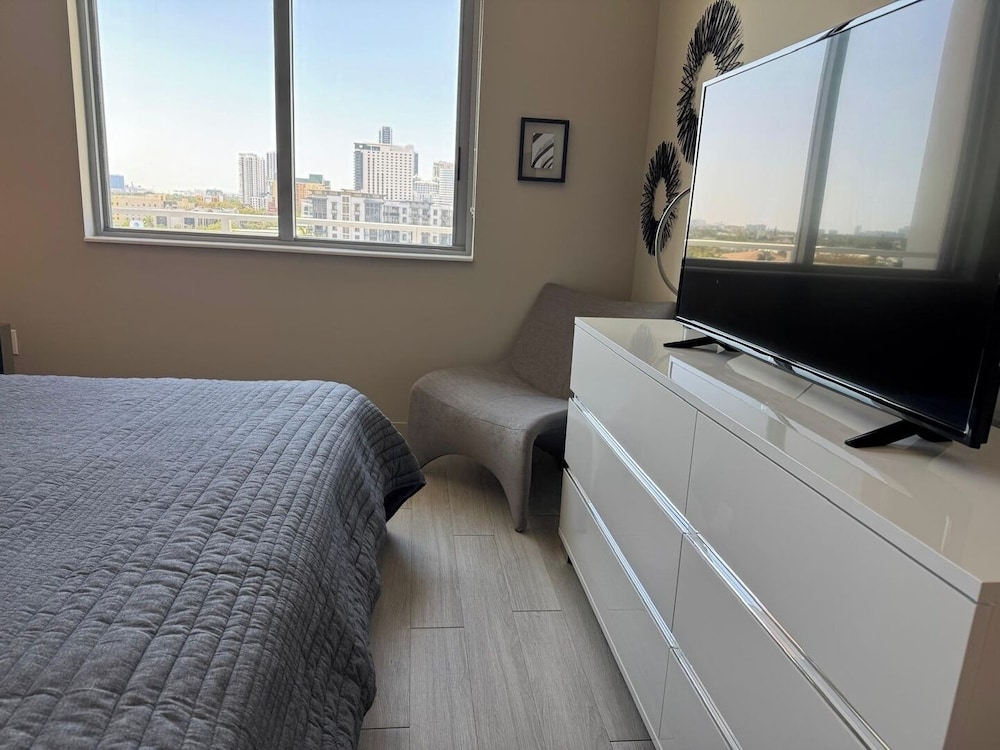Chic 2BR Downtown Fort Lauderdale Apt w/ Pool