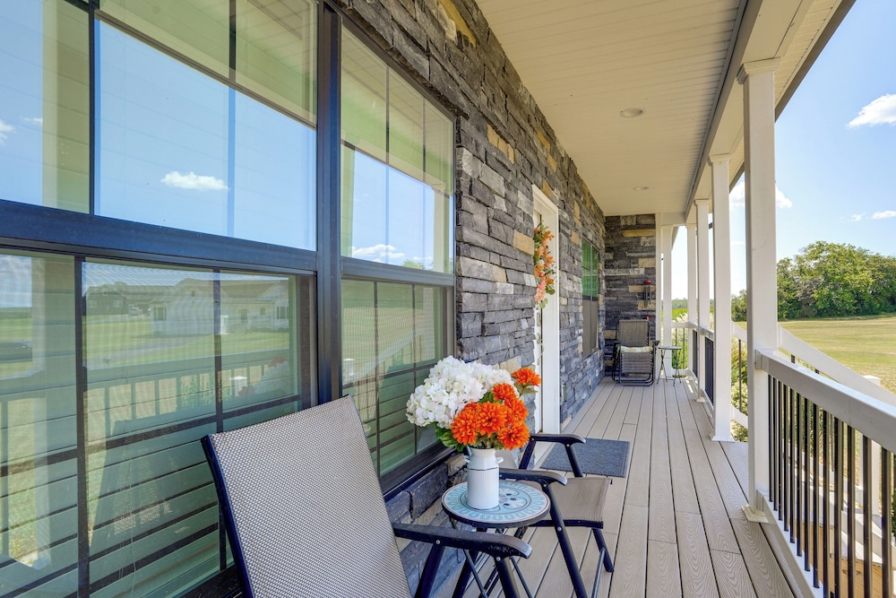 5 Mi to Lake Anna State Park: Modern Family Home!