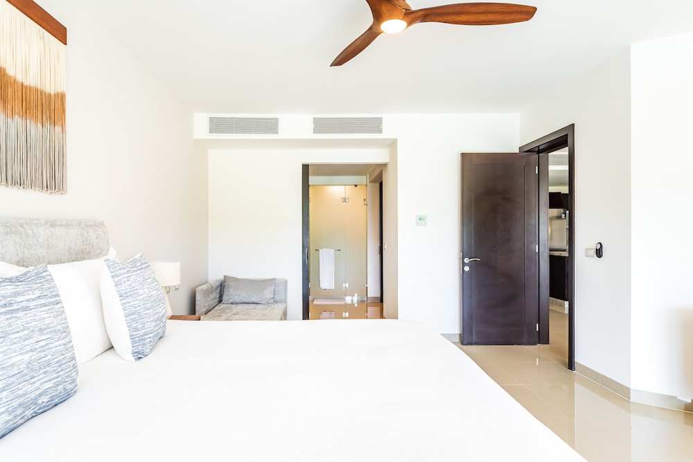 Casa Bellisima ! 2 bedroom swim up 2 Apts by RedAwning