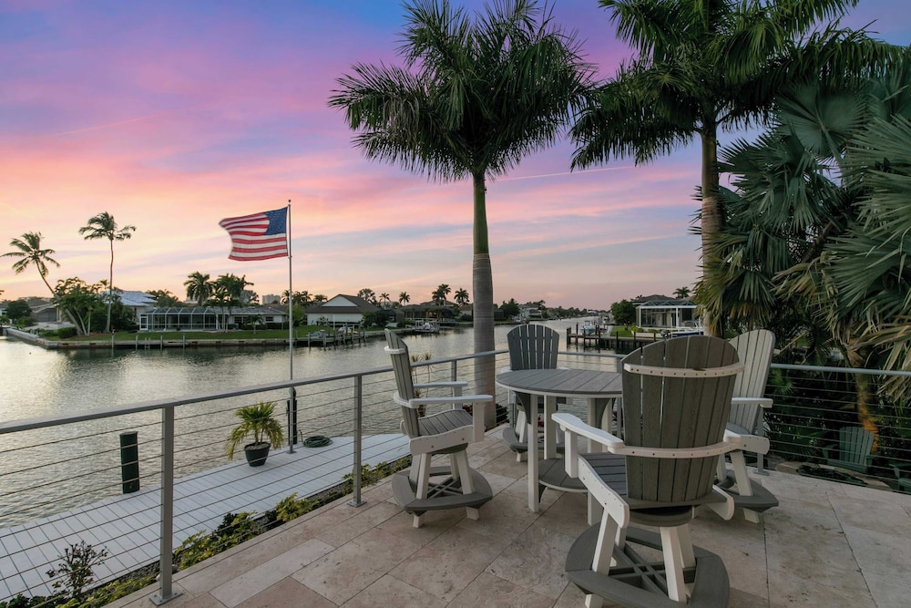 Marco Polo by Avantstay Waterfront 5bdr, Pool, Spa, Fire Pit, Walk to Beach