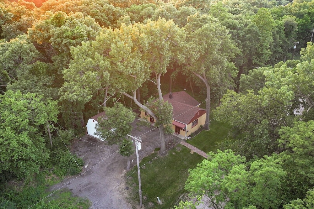 Spacious 3BR House With Firepit & Grill, Near Beach