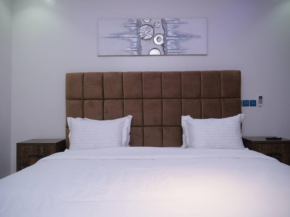Luxury House - Sleeps 8 & Free Parking view 5