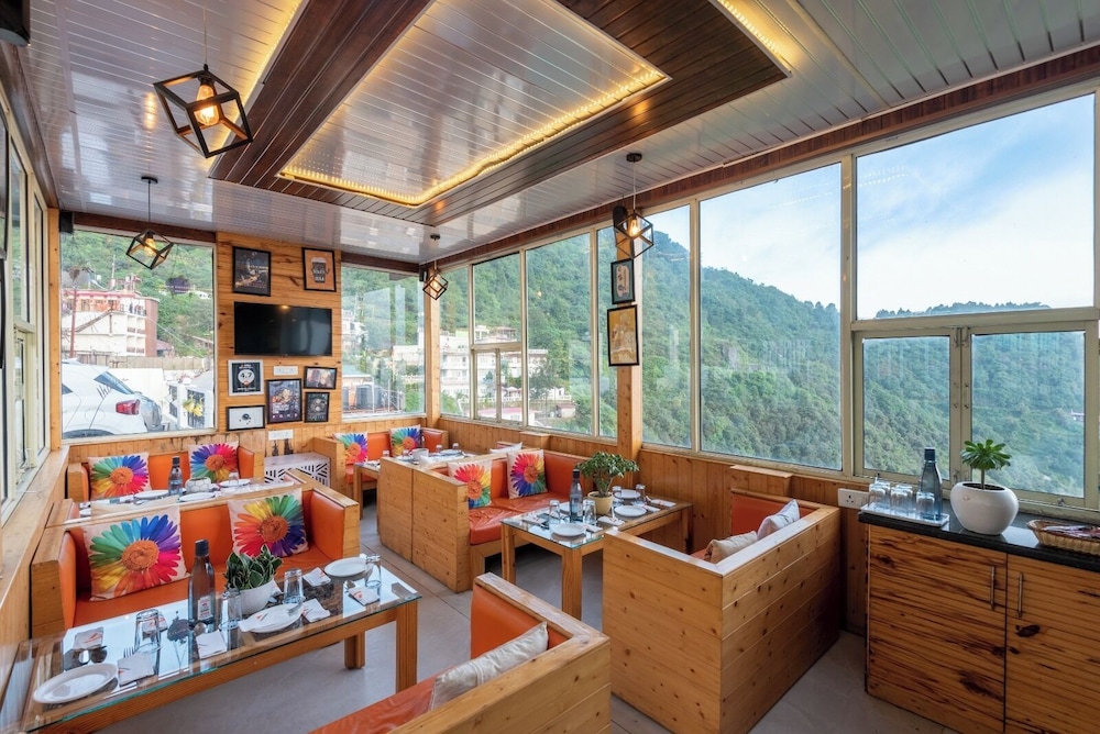 Shining hills by Lawrence Hotels