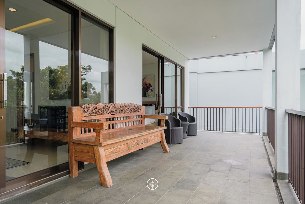 Mentari Hill View 8 BR heated pool and movie room
