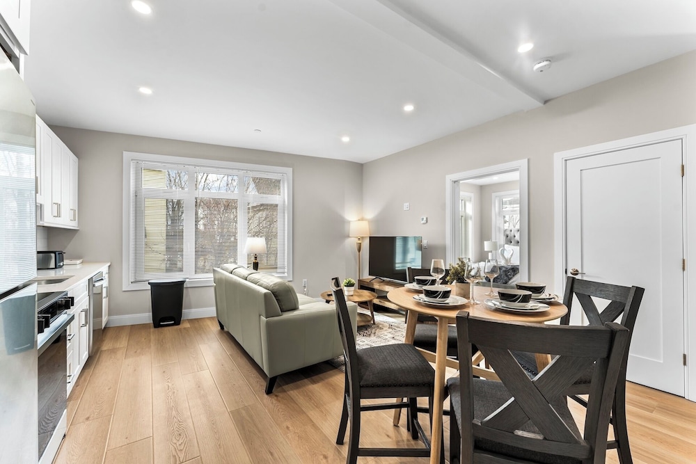Luxury 2BR near Cambridge