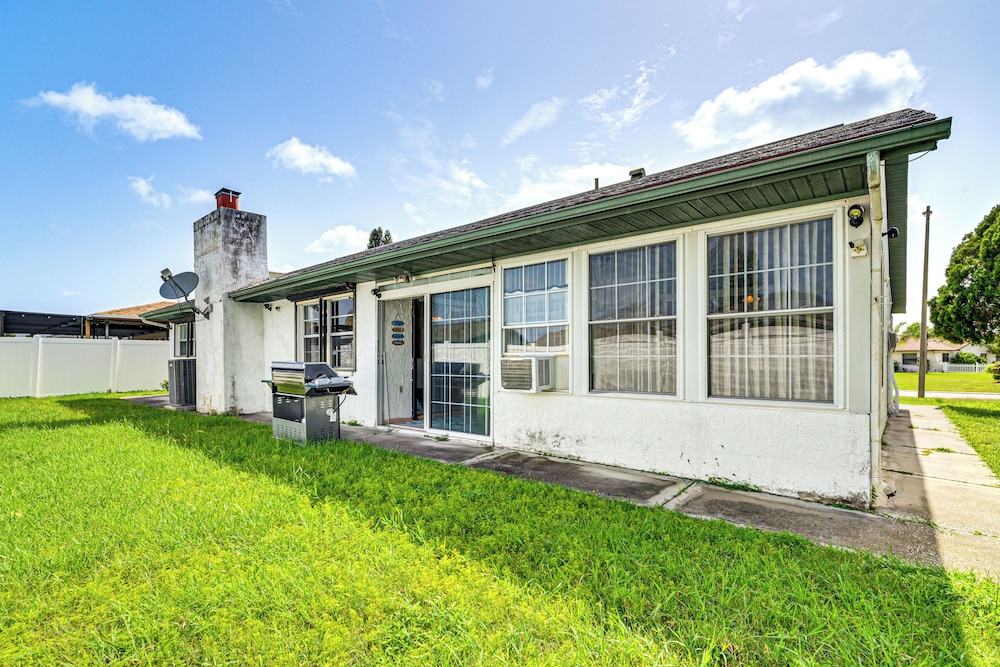 6 Mi to Hudson Beach: Port Richey Home w/ Patio!