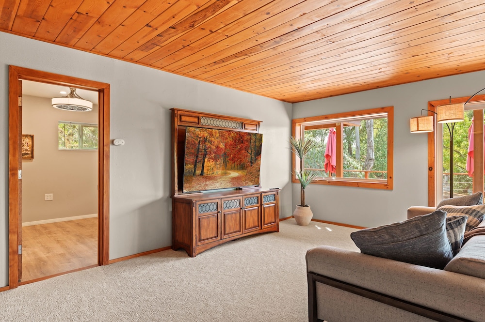 Mountain View Family Retreat w Game Room Scenic Decks