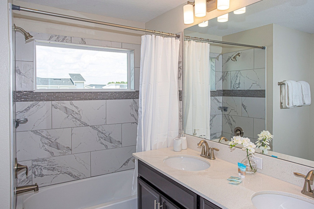396 - 4bd/3ba Luxurious Homechampions Gate Resort