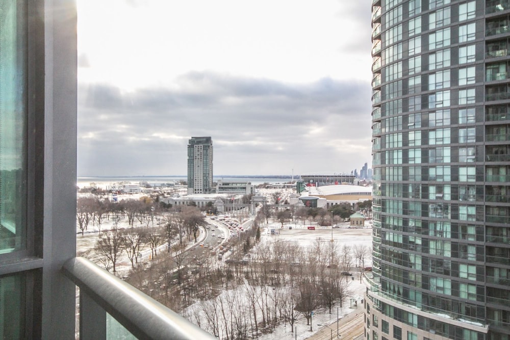 Sarkar Suites - Fort York Blvd