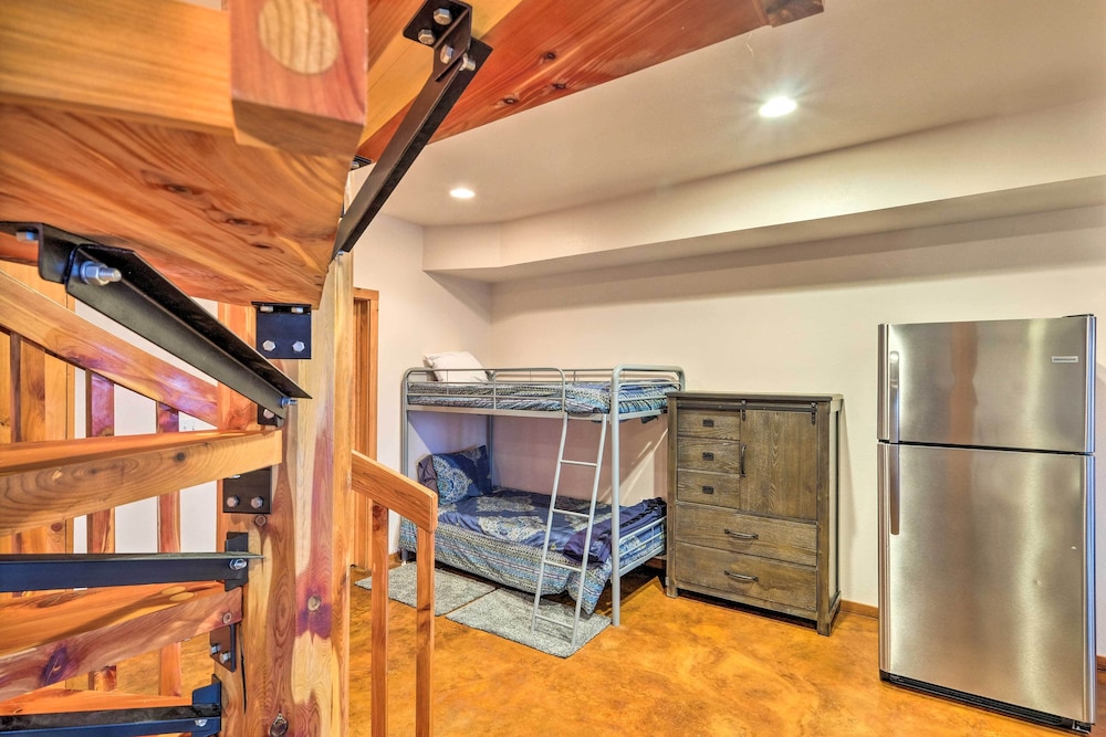 Private Eureka Springs Cabin w/ Beaver Lake Views!