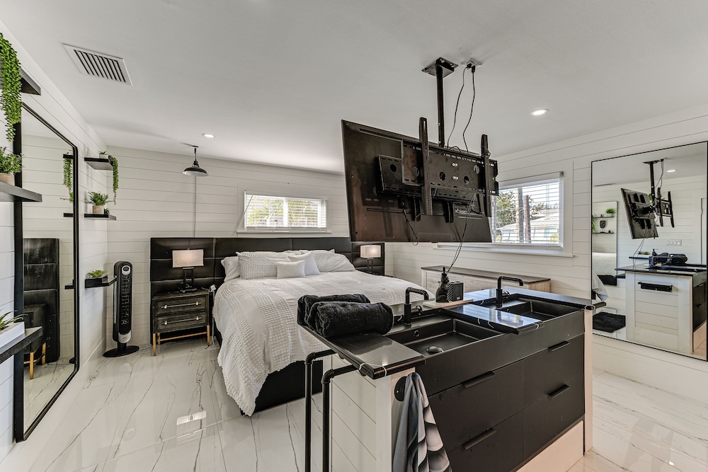 1 Mi to Bonita Beach Park: Chic Canal-front Home!