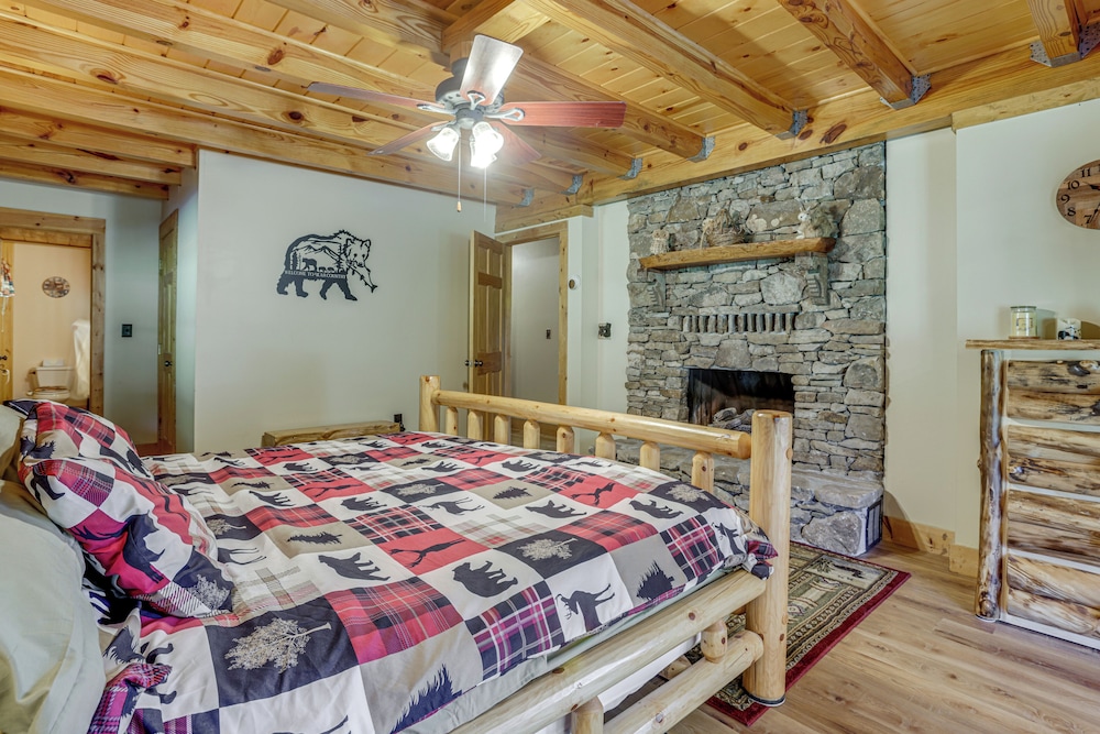 Hot Tub & Game Room: Deep Creek Winter Getaway