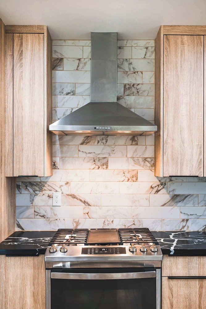 Not Affected by the Fire/spacious Modern Retreat w Luxury Amenities & Style