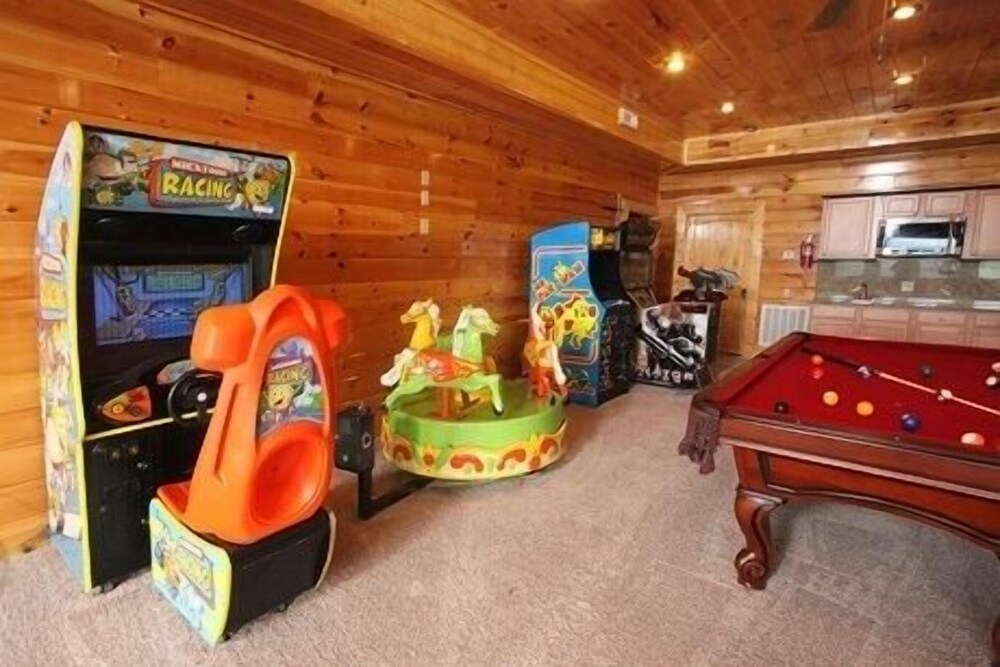 Serenity Mountain Pool 9 Br cabin by RedAwning