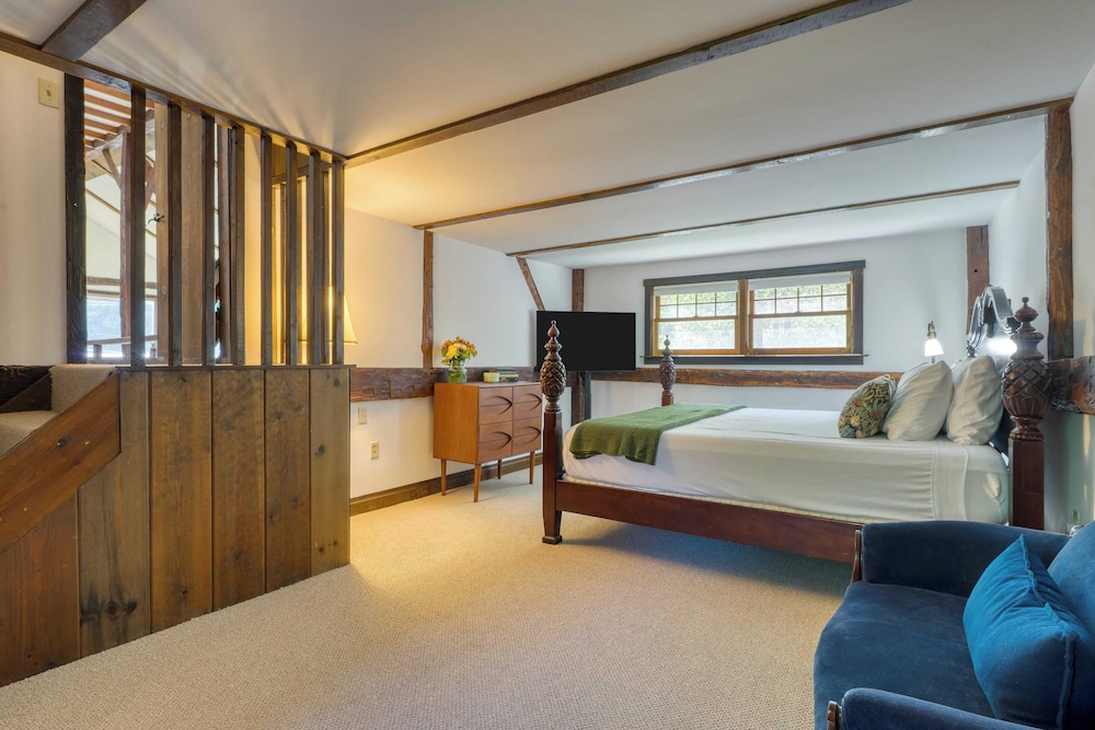 Historic Barn Retreat w/ Pool & Pond Views Longview Pond Lodge by Avantstay